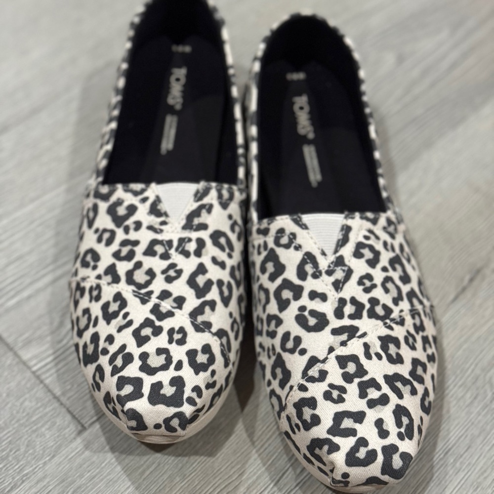 Toms leopard print shoes slip on style W size 9.